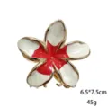 Vista dettagliata della pinza per capelli a fiore di plumeria smaltato rosso e bianco. - Taglia L / Bianco Rosso