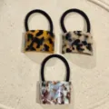 Detail van acetaat haarband met unieke patronen en elastische band voor dagelijkse styling. - Set 1