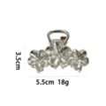 Silberne Metallblumen Haarklammer, stilvolles 3-Blumen-Design für elegante Frisuren. - Dreifachblumen Design (1175-14)