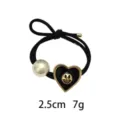 Eenvoudig zwart haarrekkie met parel en smiley hart hanger, elastische paardenstaartouder, 2.5cm - Zwart Hart Smiley Gezicht Hanger Stijl (1124-13)