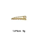 Detailaufnahme einer goldenen Metall-Haarspange mit geflochtenem Design und Maßen. - Dreieck Geflochtene Seitenklammer (1165-37)