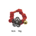 Coletero rojo para cabello con elegante flor de estrás y cascabel dorado, 4cm, 16g. - Estilo de Centro de Perla Artificial de Strass de Tela Roja (1144-2)