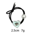 Zwarte elastische haarband met lichtblauwe hartjes hanger en zilveren kraal. - Lichtblauw Hart Hanger Panda Stijl (1124-1)