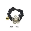 Coletero de pelo negro con flor de diamantes de imitación y campana dorada elegante. - Estilo de Flor de Strass Dorado Fruncido Negro (1144-3)