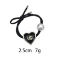 Zwarte elastische haarelastiek met zilveren panda hart hanger en parel voor dagelijks gebruik. - Zwart Hart Panda Hanger Stijl (1124-5)