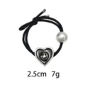 Zwart haareigummetje met hart smiley hanger en zilveren kraal, elastische haarband. - Hart Smiley Gezicht Hanger Stijl (1124-6)