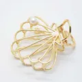 Goldene Metall Haarklammer mit Muschel Design und Perlen Akzent für tägliches Styling Detail. - Perlenmuschel 1