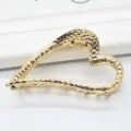 Goldene Metall Haarklammer Nahaufnahme, minimalistisches herzförmiges Haarschmuck Accessoire. - Herzform Stil 4