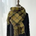 Écharpe à carreaux épaisse et chaude pour femmes, design à pampilles esthétique. - Jaune-vert