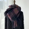 Écharpe à carreaux épaisse pour femme, châle à motifs violet et bleu marine avec franges. - Rose rouge