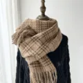 Écharpe à carreaux classique d'hiver pour femme, design à franges douillet et chaud foulard. - Chameau