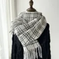 Écharpe d'hiver classique à carreaux noir et blanc avec franges, châle doux et chaud en tricot. - Blanc