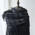 Écharpe à carreaux noire et blanche avec franges, écharpe chaude d'hiver douce et élégante. - Noir
