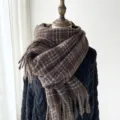 Écharpe d'hiver à carreaux marron pour femme, design classique à franges douces et chaudes. - Marron