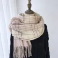 Sciarpa invernale a quadri rosa e beige con frange, morbida e calda per donna alla moda. - G-HY27 rosa