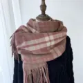 Douce écharpe rose à carreaux style cachemire pour femme, châle chaud d'hiver avec franges. - Rouge pastèque