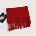 Écharpe d'hiver unie effet cachemire pour femme, châle rouge douillet à franges et tour de cou. - F003 Rouge vif