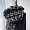 Écharpe d'hiver à carreaux noir et beige pour femmes, châle chaud imitation cachemire à franges. - Noir
