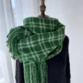 Écharpe d'hiver à carreaux verts avec toucher cachemire doux et franges pour femmes. - Vert