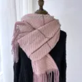 Écharpe d'hiver à carreaux rose pour femme, châle doux imitation cachemire avec franges. - Rose