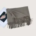 Beigefarbener unifarbener Fransenschal in Kaschmir-Optik, weiches warmer Winterschal für Damen. - F016 Dunkelkhaki