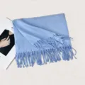 Hellblauer Kunstkaschmir Schal mit eleganten Fransen, warmes Wintermode Accessoire für Damen. - F023 Himmelblau