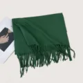 Dunkelgrüner einfarbiger Kaschmir-Imitat Schal mit Fransen, warmer Wintermodeschal. - F026 - Dunkelgrün