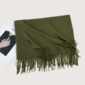 Einfarbiger dunkelgrüner Kaschmir-Imitat-Fransenschal, warmer kuscheliger Winterschal für Damen - F027 - Armeegrün