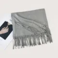 Einfarbiger grauer Schal aus Kunstkaschmir mit Fransen, elegantes Winteraccessoire. - F030 - Hellgrau