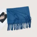 Klassischer einfarbiger blauer Quastenschal für Damen, weicher warmer Kaschmir-Look. - F036 - Denimblau