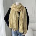 Vue détaillée de l'écharpe beige élégante à effet usé sur mannequin, idéale pour le printemps. - RM002 jaune