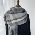 Belle écharpe à carreaux grise en imitation cachemire avec franges, chaude et douce. - G-HY56 gris