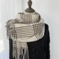 Gemütlicher beige-brauner Hahnentritt Winterschal für Damen, weicher warmer Fransen-Schal. - Beige