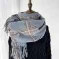 Écharpe à carreaux bleue confortable pour femme, châle long et chaud à franges pour l'hiver. - G-HY46 bleu