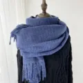 Écharpe d'hiver bleue classique en imitation cachemire unie avec franges chaudes et douillettes. - Bleu Denim