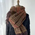 Écharpe d'hiver pour femme en imitation cachemire avec franges, design rayé confortable. - Rouge et Café