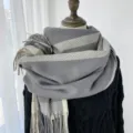 Écharpe à carreaux imitation cachemire grise avec franges, accessoire chaud d'hiver. - Gris