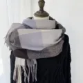 Écharpe d'hiver douillette à franges, tissu chaud et doux, tons élégants de gris et marron. - G-HY51 gris
