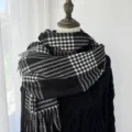 Schwarzer und weißer Hahnentritt Winterschal mit Fransen, warmer klassischer Stil. - Schwarz