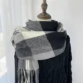 Écharpe à carreaux noir et blanc classique pour femme, foulard chaud hivernal avec franges. - G-HY51 noir