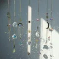 Vista dettagliata di 7 acchiappasole in cristallo dorato con prismi scintillanti e ciondoli. - Argento 7 Pezzi Set