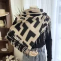Écharpe d'hiver confortable en douce imitation cachemire avec un imprimé géométrique. - 22-YHP noir et blanc