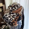 Écharpe d'hiver élégante effet cachemire imprimé léopard avec bloc de couleur et franges. - 13-YHP Café