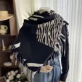 Écharpe femme hiver imitation cachemire avec motif zébré chic et élégantes franges douces. - 17-YHP Noir
