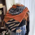 Écharpe d'hiver effet cachemire pour femme avec imprimé zèbre et bloc orange, châle à franges douillet. - 17-YHP Orange