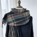Écharpe en faux cachemire à motif écossais classique avec franges, écharpe d'hiver pour femme. - Noir