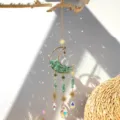 Acchiappasole luna in cristallo con pietre di avventurina verde e bellissimi prismi arcobaleno. - Aventurina verde
