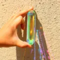 Vista di dettaglio del prisma acchiappasole in cristallo da 12 cm con splendidi effetti di luce. - Striscia lunga 12 cm