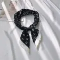 Foulard carré en soie noire avec impression lettre D blanche, accessoire élégant. - HY12 Lettre D noir