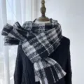 Femme hiver chaud noir et gris carreaux écharpe, épaisse imitation cachemire frange. - G-HY96 Noir